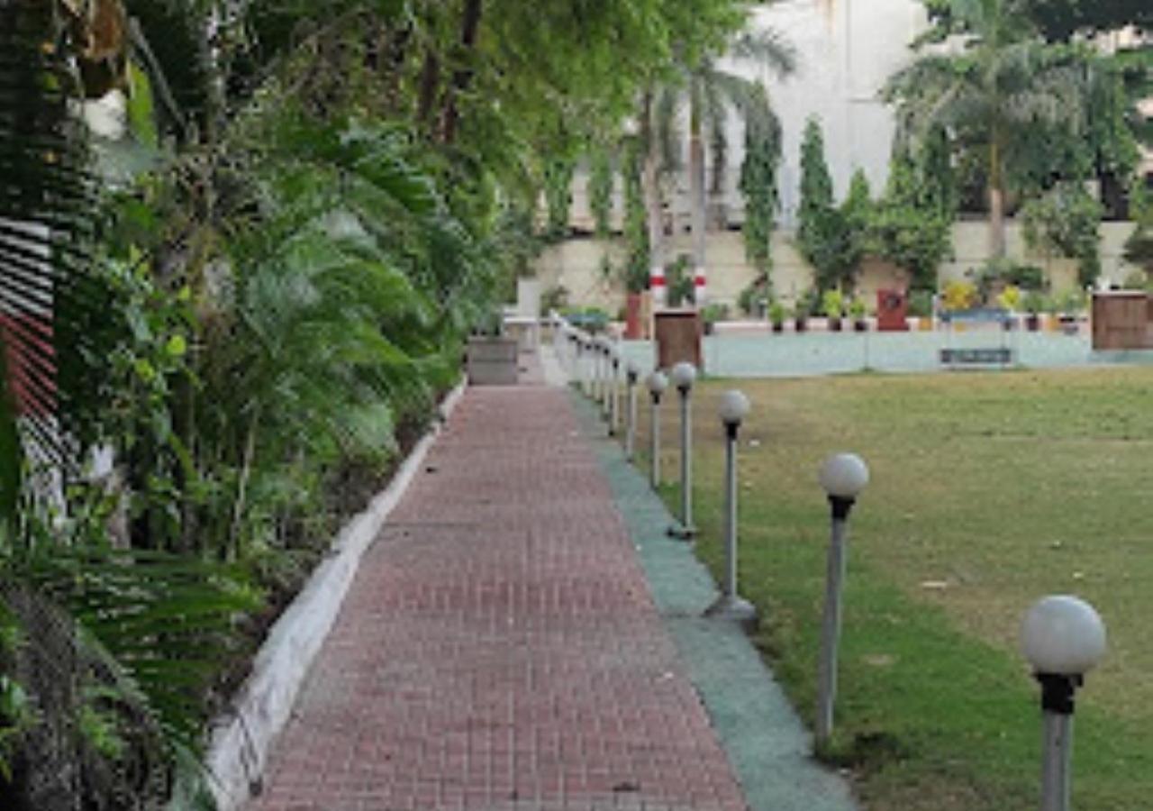 Hotel Blue Paradise Chandrapur Bagian luar foto